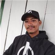 Profesor de inglés imparte clases a niños de primaria